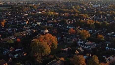 Britische-Nachbarschaftswohnungsluftaufnahme-Mit-Blick-Auf-Den-Frühen-Morgensonnenaufgang,-Herbstlich-Gefärbte-Immobilien