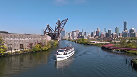 Aerial-view-over-a-tour-ferry-passing-the-Ping-Tom-park,-in-sunny-Chicago,-USA