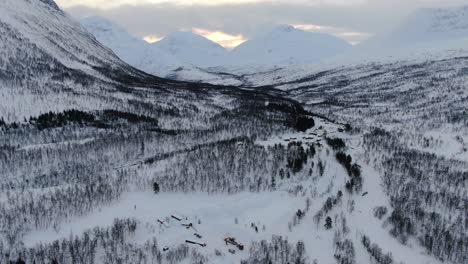 Drohnenansicht-Der-Tromsø-Berge-Im-Winter-Voller-Schnee,-Die-Einen-Wald-Von-Oben-In-Norwegen-Zeigt