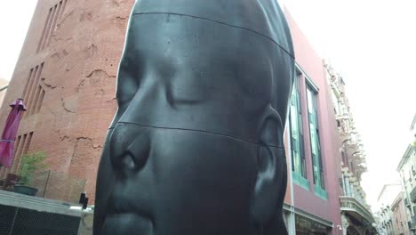 Arte-Público-En-La-Calle-Barcelona-Escultura-De-Cara-Negra-Cerca-Del-Barrio-Gótico