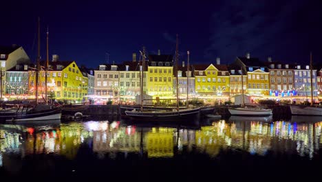 Kopenhagen,-Historische-Nachtstadt,-Zeitraffer-Des-Erstaunlichen-Nyhavn
