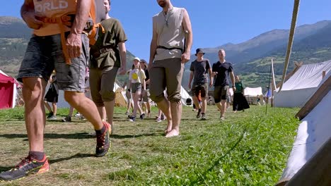 Los-Visitantes-De-Los-Juegos-Medievales-Del-Tirol-Del-Sur-Caminan-Por-Un-Sendero-Designado