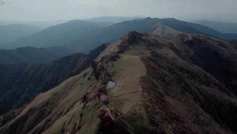 Vuelo-De-Drones-Sobre-El-Monte-Miune-En-Shikoku,-Japón-Durante-El-Otoño