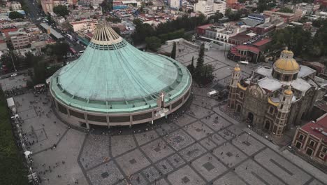 Luftdrohnenvideo,-Das-Den-Panoramablick-Auf-Die-Basilika-Unserer-Lieben-Frau-Von-Guadalupe-In-Gustavo-A.-Aufnimmt