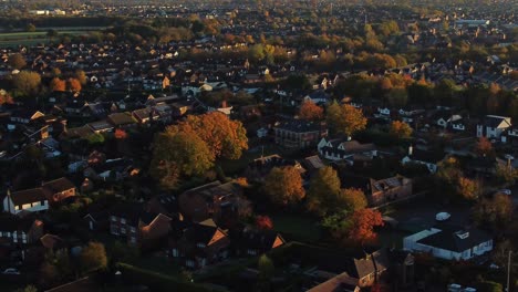 Luftaufnahme-Der-Britischen-Nachbarschaftssiedlung-Mit-Blick-Auf-Die-Herbstlich-Gefärbten-Dächer-Des-Frühen-Morgensonnenaufgangs