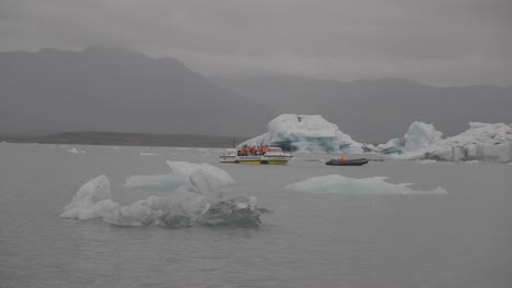 Wissenschaftler-Begeben-Sich-Auf-Eine-Expedition,-Um-Die-Komplexen-Zusammenhänge-Des-Klimawandels-Zu-Erforschen