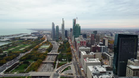 Disparo-De-Drone-Con-Vistas-Al-Parque-Grant-De-Colores-Otoñales,-Noche-De-Otoño-En-Chicago