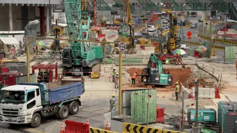 Camión-Volquete-Vacío-Saliendo-Del-Sitio-De-Construcción-Frente-A-La-Estación-Novena-En-La-Isla-De-Tráfico:-El-Proyecto-Del-Corredor-Norte-Sur