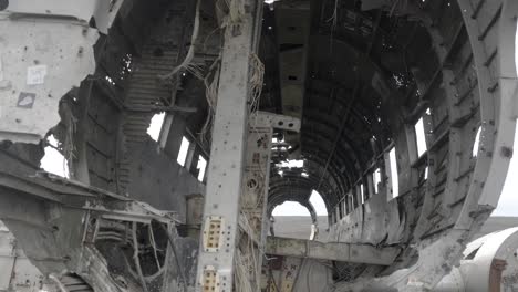 Der-Erschütternde-Blick-Auf-Die-Trümmer-Des-DC-3-Flugzeugabsturzes-Ist-Ein-Wunderschönes-Denkmal