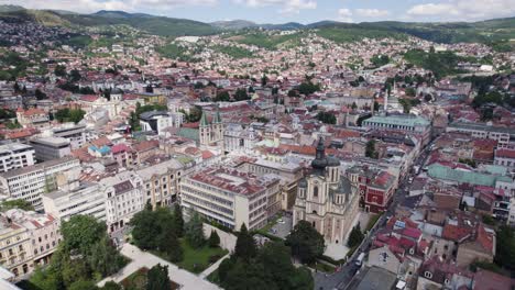 Hermoso-Paisaje-Urbano-De-Sarajevo-Bosnia-Y-Herzegovina,-Ciudad-Romana-En-órbita-Aérea