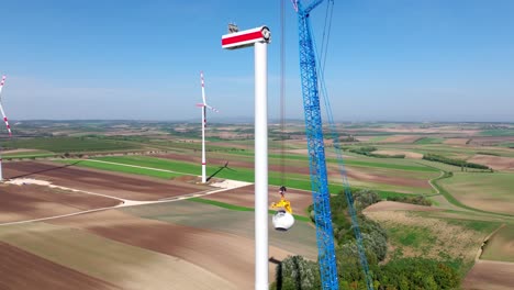 Turbina-Eólica-En-Construcción---Grúa-Torre-Levantando-El-Rotor-De-La-Turbina-Eólica
