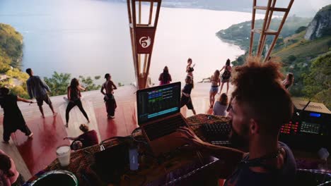 DJ-Con-Vistas-A-La-Pista-De-Baile-De-Plataforma-épica-En-Atitlán,-Guatemala,-En-Eagle&#39;s-Nest