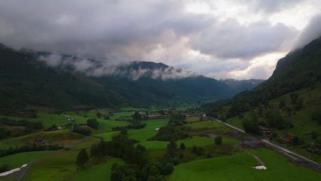 Impresionante-Valle-Verde-Y-Montañas-En-La-Costa-Oeste-De-Noruega.