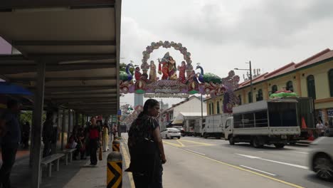 Tráfico-Visto-A-Lo-Largo-De-Serangoon-Road-En-Little-India,-Singapur,-Junto-A-Una-Parada-De-Autobús-Con-Decoraciones-De-Diwali-Vistas-En-Segundo-Plano.