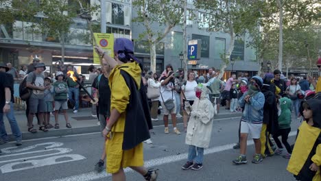 Straßenaufnahme-In-Barcelona,-Spanien,-Während-Des-Correfoc-Festivals,-Menschen,-Die-Mit-Feuer,-Pyrotechnik-Und-Teufelskostümen-Spielen