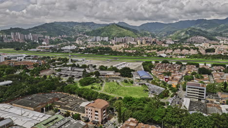 Medellin-Kolumbien-Luftaufnahme-V16-Low-Flyover-Und-Rund-Um-Santa-Fe-Und-Campo-Amor-Guayabal,-Aufnahme-Des-Inlandsflughafens-Und-Der-Städtischen-Stadtlandschaft-Mit-Bergigem-Hintergrund-–-Aufgenommen-Mit-Mavic-3-Cine-–-November-2022