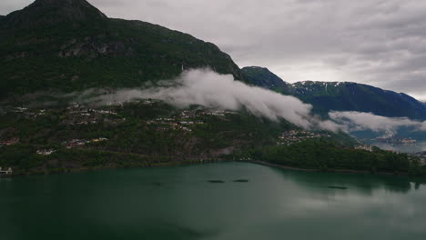 Niebla-Matutina-Sobre-El-Lago-Y-El-Asentamiento-Rural-Noruego