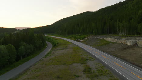 Carretera-Asfaltada-E6-A-Través-De-Montañas-Boscosas-En-El-Norte-De-Noruega