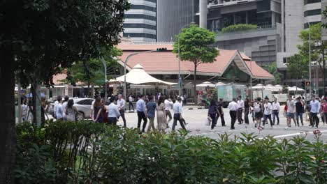 Los-Trabajadores-A-La-Hora-Del-Almuerzo-Cruzando-Raffles-Quay-Con-El-Mercado-Telok-Ayer-En-El-Fondo-De-Singapur