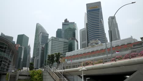 Mirando-Hacia-El-Hotel-Fullerton-Con-El-Horizonte-Del-Centro-Financiero-Cerca-Del-Parque-Merlion-En-Singapur