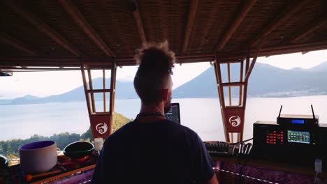 Foto-De-Viaje-épica-De-Dj-En-El-Festival-De-Música-Electrónica-Ecstatic-Transe-En-Una-Plataforma-Con-Vista-Al-Lago-Atitlán-Guatemala