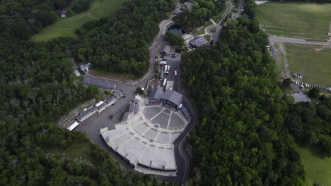 Drone-shot-tilting-toward-the-FirstBank-Amphitheater,-in-Tennessee,-USA