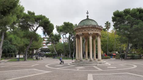 Antiguo-Mirador-En-El-Parque-Municipal-Villa-Giuseppe-Garibaldi-En-Lecce,-Italia-Con-Movimiento-Panorámico