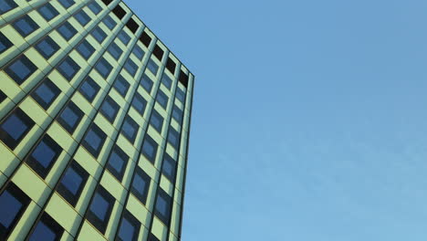 Vista-Hacia-Arriba-De-Un-Edificio-Alto-Con-Diseño-Geométrico