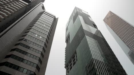 Mirando-Hacia-Los-Edificios-De-Oficinas-En-El-Centro-De-La-Ciudad-De-Singapur