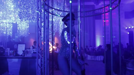 Russische-Tänzerin-In-Einem-Käfig-Bei-Einer-Veranstaltung,-Clip-20