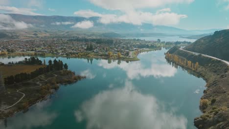 Vista-Aérea-Del-Pintoresco,-Tranquilo-Y-Plácido-Lago-Dunstan-Hacia-La-Ciudad-De-Cromwell-En-La-Región-Central-De-Otago-En-La-Isla-Sur,-Nueva-Zelanda-Aotearoa