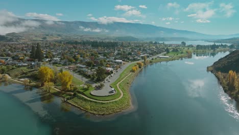 Vista-Aérea-Por-Drones-De-La-Ciudad-De-Cromwell-Ubicada-En-El-Borde-Del-Idílico-Lago-Dunstan-En-La-Región-Central-De-Otago-De-La-Isla-Sur,-Nueva-Zelanda-Aotearoa