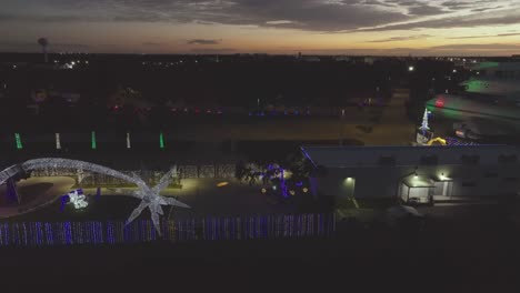 Una-Vista-Aérea-De-Drones-De-La-Exhibición-De-Luces-De-Galaxias-De-La-Temporada-Navideña-En-El-Centro-Espacial-De-Houston-En-Houston,-Texas