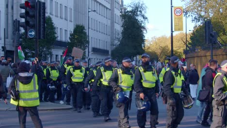Große-Polizeipräsenz-Beim-Pro-Palästina-Marsch-In-London-Am-Tag-Des-Waffenstillstands