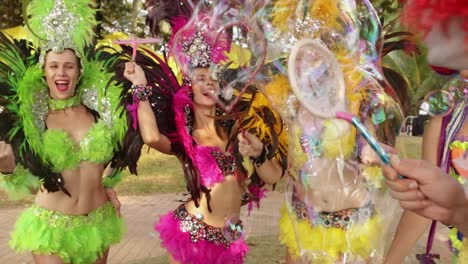Bailarines-De-Carnaval-Jugando-Con-Burbujas-Clip-11