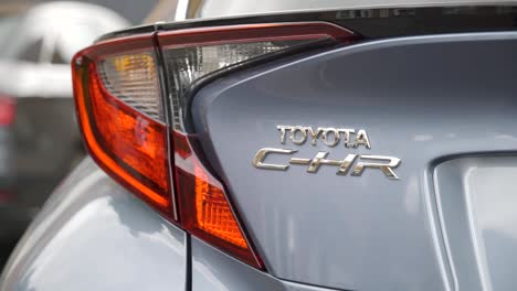 Primer-Plano-De-La-Insignia-Toyota-Chr-Limpia