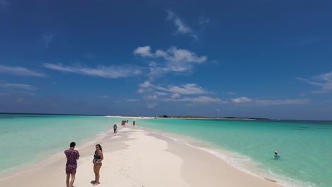 Paar-Geht-Und-Redet-Am-Paradiesischen-Sandstrand-Cayo-De-Agua-Los-Roques,-Venezuela