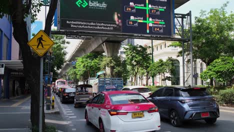 Una-Situación-De-Tráfico-En-Hora-Punta-Por-La-Tarde-En-Sukhumvit-Road,-Una-De-Las-Calles-Más-Transitadas-De-La-Ciudad-De-Bangkok,-Tailandia