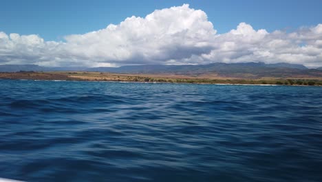 Gimbal-weite-Aufnahme-Des-Waimea-Canyon-Von-Einem-Fahrenden-Schnellboot-Vor-Der-Küste-Der-Insel-Kaua&#39;i-In-Hawaii