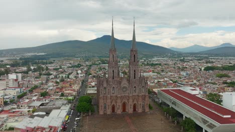 Drohnen-Umlaufbahn-Einer-Kathedrale-In-Zamora,-Michoacan