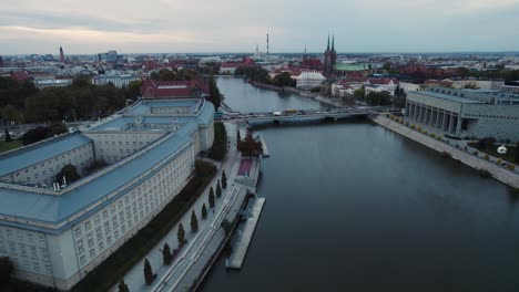 Volando-Por-El-Río-Oder-Hacia-El-Puente-De-La-Paz-Pasando-Por-Las-Oficinas-Gubernamentales-De-Wroclaw,-Polonia