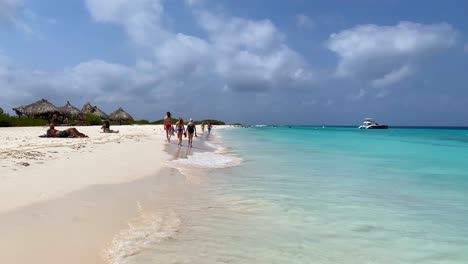 Gente-Disfrutando-De-Una-Playa-De-Arena-Blanca-Y-Aguas-Cristalinas-De-Color-Turquesa-Transparente-En-Klein-Curaçao,-Destino-De-Vacaciones-De-Ensueño-En-Little-Curaçao,-La-Isla-Tropical-Del-Caribe-Holandés,-Toma-Estática-De-4k