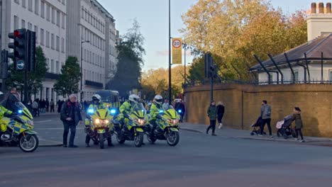 La-Policía-Metropolitana-En-Motocicleta-Cabalgaba-Delante-Del-Mitin-Por-La-Paz-En-Palestina-En-Londres