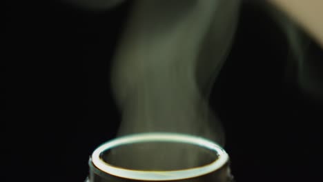 Rauch-Kommt-Aus-Einem-Zylinder