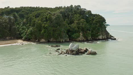 Ikonische-Geologische-Felsformation-Des-Tokangawhā-Split-Apple-Rock-In-Der-Tasman-Bay-Auf-Der-Südinsel-Neuseelands,-Aotearoa