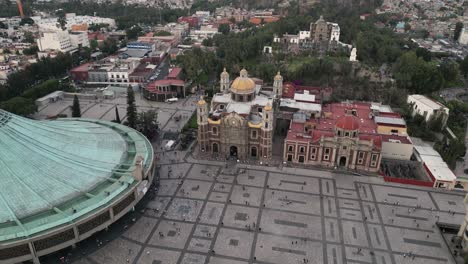 La-Sagrada-Villa-Basílica-De-Guadalupe-Desde-Video-De-Drone,-Sus-Iglesias-Y-Atrio-Desde-Arriba