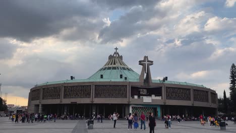 Hiperlapso-De-La-Villa-Basílica-De-Santa-María-De-Guadalupe,-Se-Ve-A-Visitantes-Y-Turistas-Disfrutando-Del-Atrio-De-Las-Américas