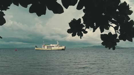 Un-Ferry-Blanco-De-Montenegro-Navegando-Desde-Leyte-A-Surigao---Filipinas,-En-Un-Día-Nublado-Y-Ventoso-Con-Aguas-Ligeramente-Agitadas