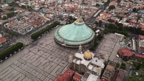 Hiperlapso-De-Drones,-Basílica-De-La-Villa-Guadalupe-Y-Sus-Alrededores-En-La-Ciudad-De-México