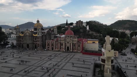 Atrio-de-las-Americas,-Santa-María-de-Guadalupe-parish-and-the-historic-Basilica-of-Guadalupe-in-La-Villa,-Mexico-City